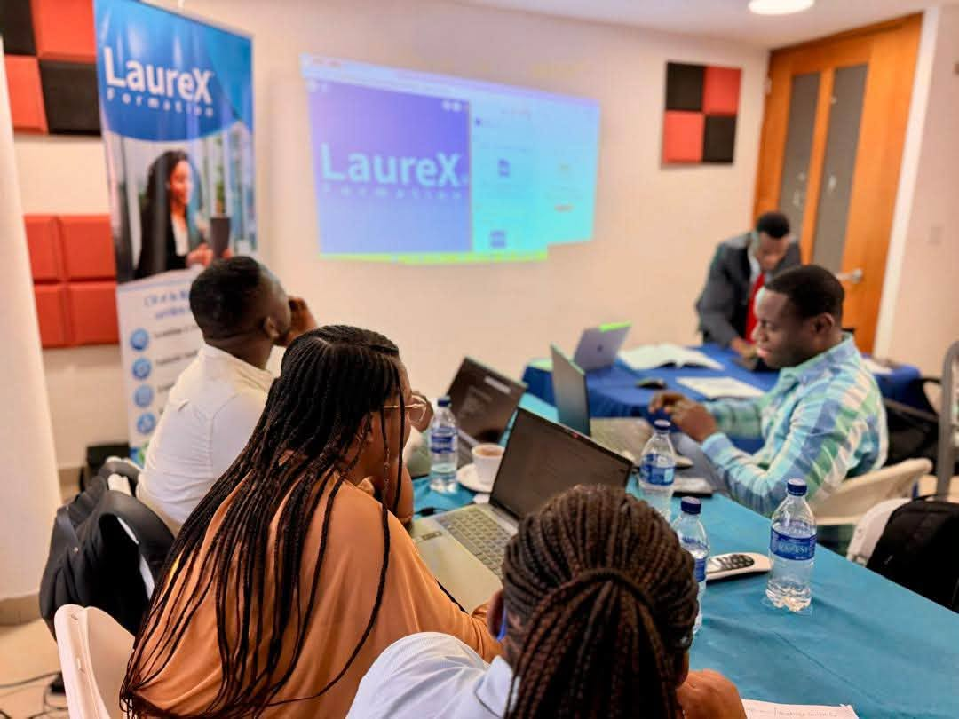 Participants attentifs devant une projection presentant l'interface LaureX Formation
